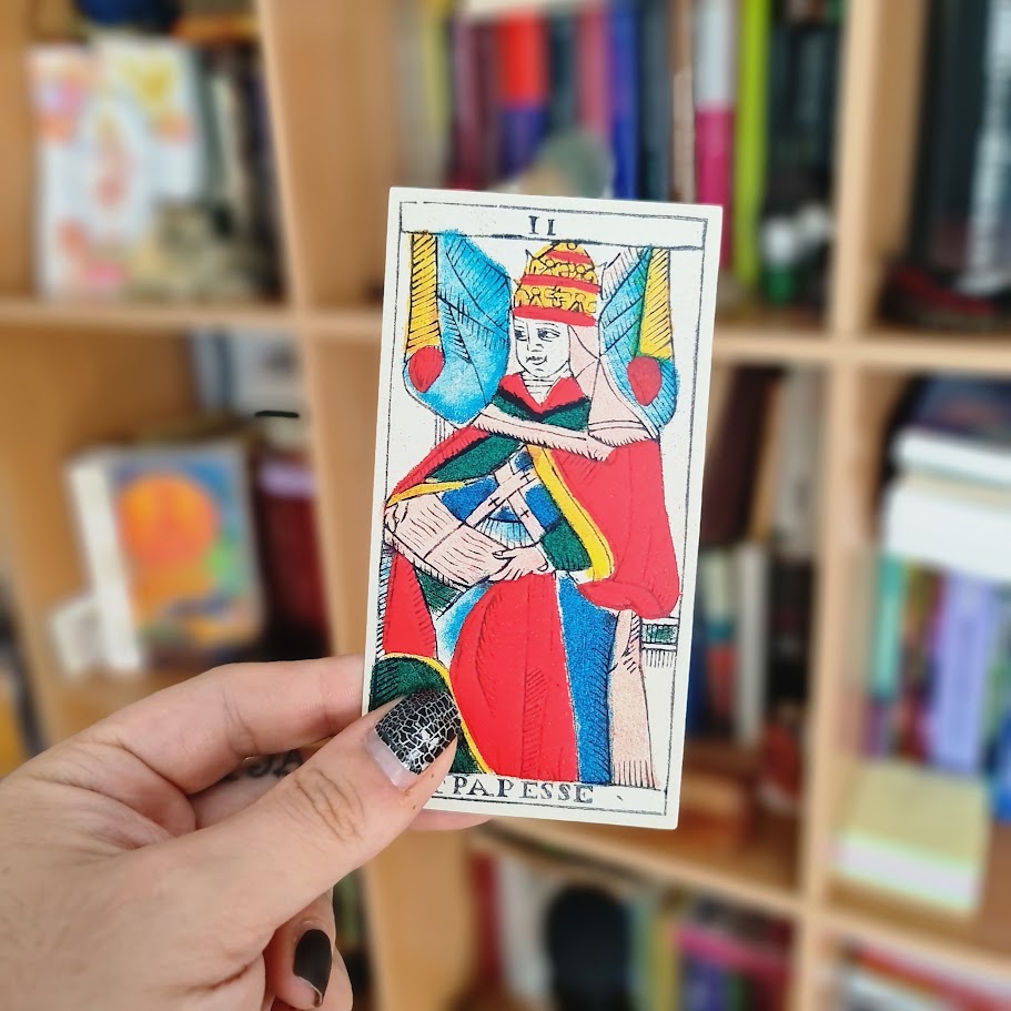 La Papisa del Tarot Evolutivo: Sabiduría Oculta y Conocimiento Interior